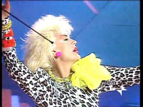 Donatella rettore è una delle interpreti di maggior successo della musica italiana. Femme fatale - DONATELLA RETTORE - YouTube