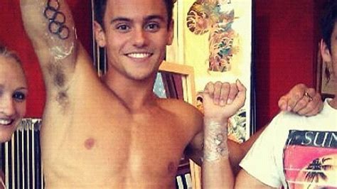 Home » * athletes » tom daley holiday pics on twitter » tom daley tattoo. Mucki-Malerei: Tom Daley hat ein Olympia-Tattoo ...