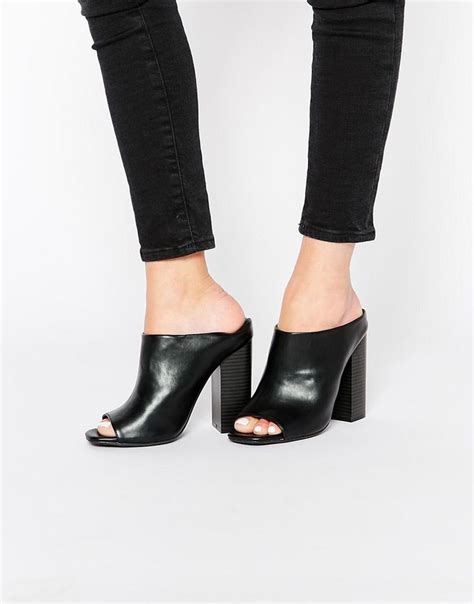 Mules arale en daim et cuir noirs manolo blahnik avec bout pointu, talon bobine et semelle intérieur. chaussure femme mule talon,mule femme a talon pas cher ...