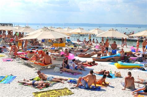 Find the perfect ungarn balaton stock photos and editorial news pictures from getty images. Veľká pláž Siófok - Plážové kúpalisko, Balaton - WellnessTips