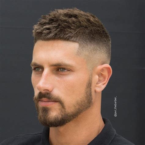 A side part and combover add a lot of volume on the top and in the back. short hair high skin fade haircut | 髪型 流行り, メンズヘアカット, フェード ...