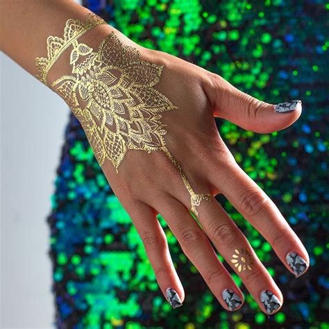 Mandalas, back necklaces, dream catchers, flowers and various patterns can be put on your back to accentuate your look. Gold Henna | Desain henna, Tato henna, Henna