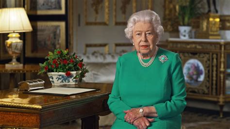 Összeszedtünk egy rakás érdekességet a két királynő. II. Erzsébet királynő egy magyar orvosprofesszort a brit lovagrendek tagjává emelt