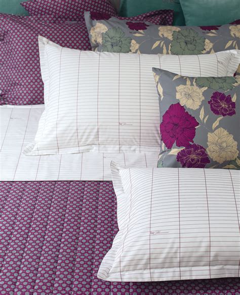 Il completo lenzuola tinta unita in flanella rivestirà il tuo letto con morbidezza ed estremo gusto, creando lo stile unico del tuo letto. Lenzuola Quaderno una piazza e mezzo - Store Blumarine ...