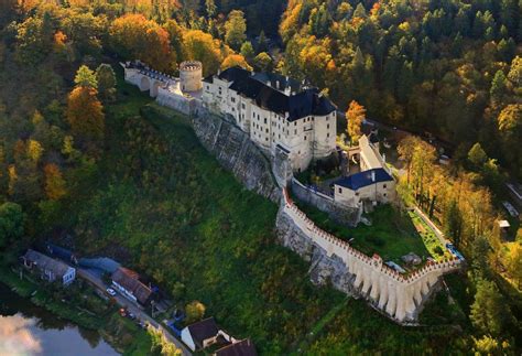 Замок чешский штернберк (český šternberk hrad) — замок в самом центре чехии, близ бенешова. Hrad Český Šternberk, úkryt netopýrů nad řekou Sázavou ...