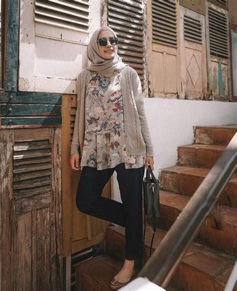 Tampil stylish saat bekerja kini juga menjadi tren dikalangan hijabers. Kece, Begini 9 Padu Padan Outer Ala Selebgram Mega Iskanti ...