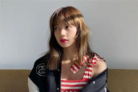 Para las imágenes, lalisa utilizó un top en forma de lazo de la firma celine, además de un maquillaje en tonos tierra que le dieron una apariencia natural, su cabello despenado y accesorios en colores plateados. YG Entertainment confirme que Lisa de BLACKPINK a été ...