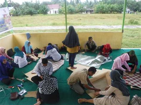 Hasil kerajinan tikar pandan ini dijual dengan kisaran 50 ribu rupiah hingga 200 ribu rupiah. YP Ajak Masyarakat Kembangkan Produk dan Desain dari ...