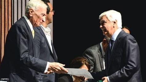 He had to come through challenges. Germán Castro Caycedo recibe el premio Simón Bolívar de ...