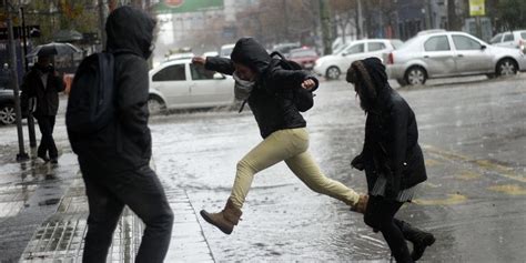 Las torrenciales lluvias, producto al quinto frente frío de la actual temporada invernal, comenzaron por otro lado, las fuertes lluvias también empeoraron el estado de las calles en santiago de cuba. LLUVIAS EN SANTIAGO: ONEMI REPORTA ANEGAMIENTOS Y VOLADURA ...