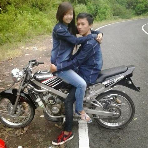 Foto orang pacaran yang sedang ciuman. Foto Cewek Cantik: Pacaran Berpelukan Mesra Di Atas Motor