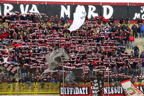 È la fotografia che si ripete, un'altra vittoria che scaccia via incubi e preoccupazioni. ULTRAS FOGGIA: gemellaggi e rivalità sportive. Col Catania ...