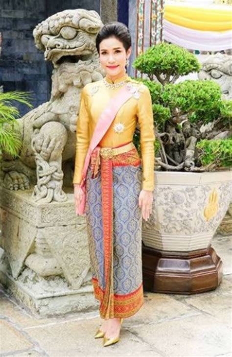 2562 มีพระบรมราชโองการโปรดเกล้าฯ ให้เจ้าคุณพระสินีนาฏ พิลาสกัลยาณี พ้นจากตำแหน่งข้าราชการในพระองค์ฝ่ายทหาร ถอดฐานันดรศักดิ์และยศทหาร ตลอดจนเรียกคืนเครื่องราชอิสริยาภรณ์ทุกชั้นตรา เนื่องจากกระทำผิดราชสวัสดิ์ และไม่จงรักภักดีต่อพระมหากษัตริย์และต่อต้านสมเด็จพระนางเจ้าฯ พระบรมราชินี วันที่ 29 สิงหาคม พ.ศ. ประวัติหม่อมก้อย เจ้าคุณพระสินีนาฏ พิลาสกัลยาณี