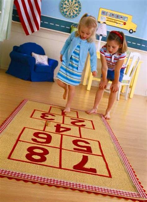 En el metro juegan a los típicos juegos frikis y por la calle tampoco quitan la. Nuevos diseños de juegos tradicionales para decorar nuestro patio (45) - Imagenes Educativas