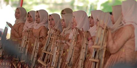 Contoh artikel ilmiah populer secara singkat dan panjang dari hukum, kesehatan, pendidikan, pertanian, teknik, agama, dapat kalian baca di web indonesiastudents.com. Contoh Artikel Bahasa Sunda Tentang Kesenian Angklung : 21 ...