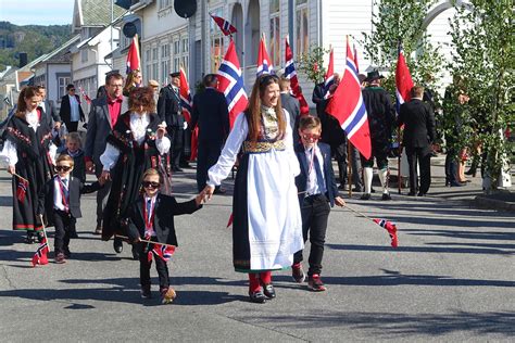 På denne dagen i 1814 ble norges grunnlov datert og undertegnet av presidentskapet i riksforsamlingen på eidsvoll. Lottas Reise: 17. Mai, Norwegens Nationalfeiertag (in ...