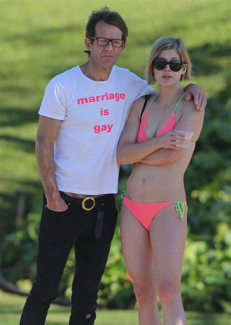 See more of rosamund pike on facebook. Robie Uniacke: Actress Rosamund Pike Boyfriend (Bio, Wiki)