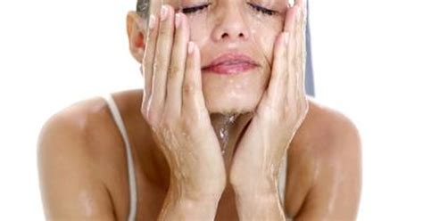 सोने से पहले कई लोग थकान के कारण अपनी स्किन के लिए कुछ नहीं कर पाते, . Natural Beauty Tips for Pimples | LIVESTRONG.COM
