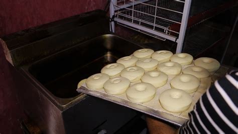 Cara membuat donat paha ayam yang lembut secara manual atau tanpa mixer. RAHASIA IDE BISNIS DAN CARA MEMBUAT DONAT SEPERTI DONAT JCO - YouTube