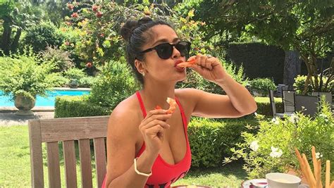 La actriz además de lucir su radiante belleza también dejó boquiabiertos a fanáticos. Bikini-Salma Hayek celebrated a birthday on the beach: "I ...