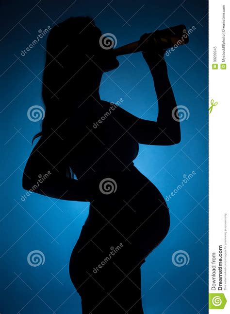 La consommation d'alcool des femmes enceintes bientôt. Alcool Potable De Femme Enceinte. Image stock - Image du ...