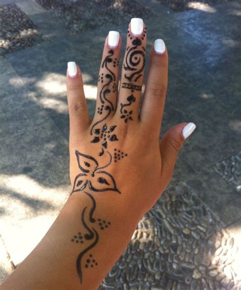 Easy henna design for arms. Simple Henna Tattoo On Hand | Henna tattoo, Henna body art ...