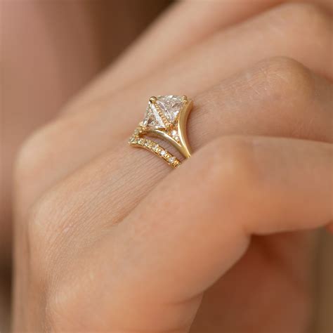 detailed-star-engagement-ring-with-triangle-diamonds-artemer