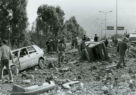 23 years ago, on this day, the judge giovanni falcone, his wife francesca morvillo and three men of falcones' security guard, vito schifani, rocco dicillo. Cosa fu la strage di Capaci - Il Post