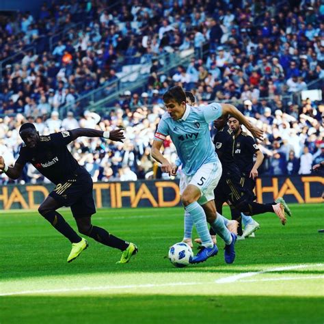 Tras un inicio de poco brillo en la temporada, carlos vela por fin tuvo una actuación destacable en el partido de media semana ante dallas con gol y asistencia, por lo que ahora en el partido entre lafc y sporting kansas city buscará meterse en racha. Non stop action Sporting vs LAFC Photo Credit- Diane ...