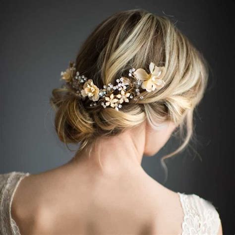 İzleyin, en güzel saç modellerini uzmanından öğrenin. Gelinler İçin 9 Dağınık Topuz Saç Modeli - Gelin Saçı - Düğün Buketi | Vintage wedding hair ...