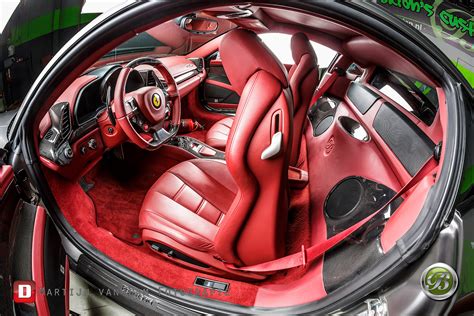 The dashboard has few physical buttons since most of the controls are located on the steering wheel. Ferrari 458 Italia a un système audio unique