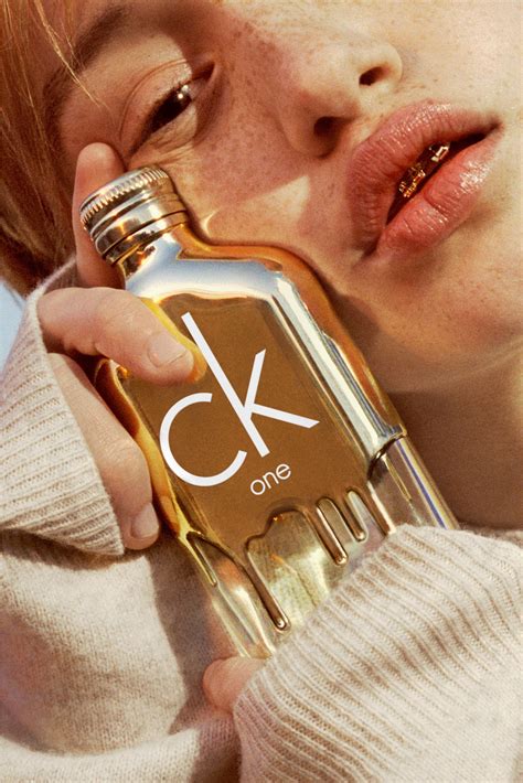 O ck one gold foi lançado em 2016 para celebrar o sucesso desta fragrância inicial e para modernizar um clássico muito apreciado e muito. CK One Gold Calvin Klein perfume - a fragrance for women and men 2016
