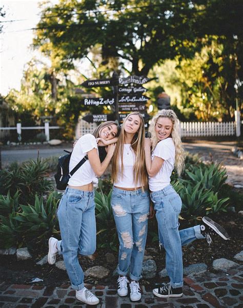 Squad goals boyfriend jeans white thee | Friend photoshoot, Bff poses 