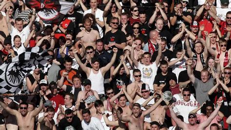 The supporter union was founded in 2013. Eintracht Frankfurt: Ultras beschädigen Mannschaftsbus des ...