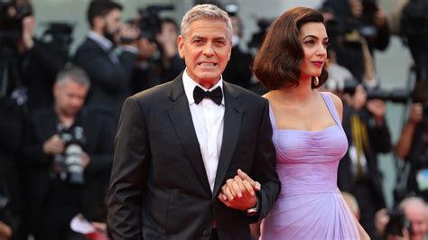 Amal clooney and her husband george. George & Amal Clooney: Oma verrät Geschlecht der Zwillinge ...