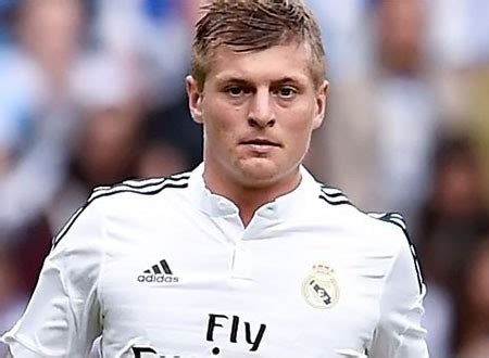 Toni kroos؛ مواليد 4 يناير 1990) هو لاعب كرة قدم ألماني يلعب في مركز الوسط مع ريال مدريد الإسباني ومنتخب ألمانيا لكرة القدم. جولولي | توني كروس في شهر العسل.. شاهد