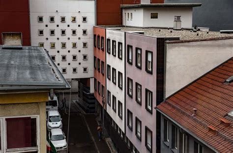 Zimmer war glaube ich, im hinteren haus im 1 stock die vorletzte tür links. Versuchter Totschlag im Dreifarbenhaus in Stuttgart ...