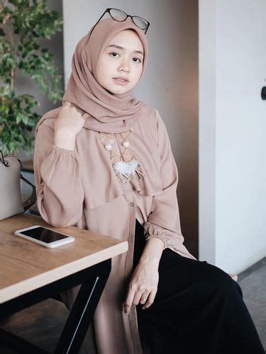 Kombinasikan dengan dalaman berwarna putih, maka kedua warna ini akan membuat kulit sawo matang anda terlihat indah. 8 Tips Pakai Baju Warna Mocca yang Cocok dengan Hijab