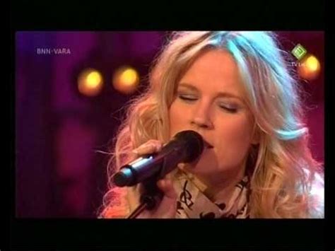 Afgelopen donderdag liet de zangeres voor het eerst haar danskwaliteiten zien. Lời dịch - Eyes Straight Ahead - Ilse DeLange