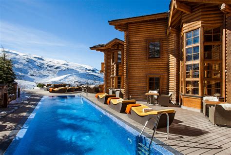 Bring your family up for a great getaway and enjoy the snow and snow skiing. Así era el lujoso 'lodge', el hotel de madera de sierra ...