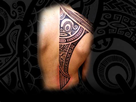 Les habitants parlent la langue marquisienne du sud et le français. Le TE PATU TIKI O TE HENUA ENANA (le tatouage des îles ...