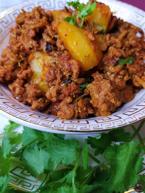 Recipes › veggie packed savory beef mince with sweet potato mash. Mince Curry With Potatoes - South African Food | EatMee ...