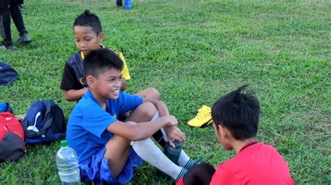 Dengan segala hormatnya, perkara di atas adalah dirujuk. Latihan Bola Sepak di Akademi Tunas Hulu Langat, Selangor ...