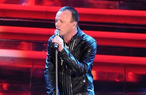 Dopo l'addio a gigi d'alessio, la cantante ha deciso di cambiare tutto e, dopo aver dato una svolta alla propria immagine. Gigi D'Alessio e la nuova fidanzata. Ed Anna? La risposta ...