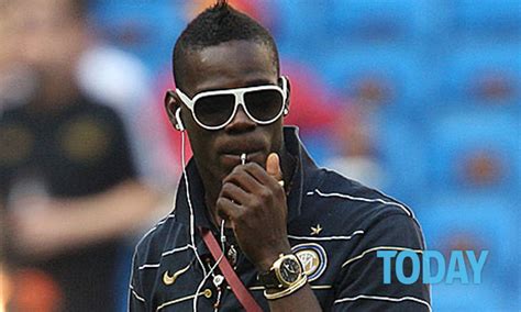 Does mario balotelli have tattoos? Mario Balotelli s'ispira a Lapo Elkan