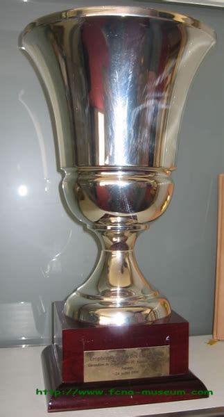 « d'une hauteur de 57,5 cm et pesant 11 kg, le trophée se. 1999 Trophée des Champions - Le FCNantes