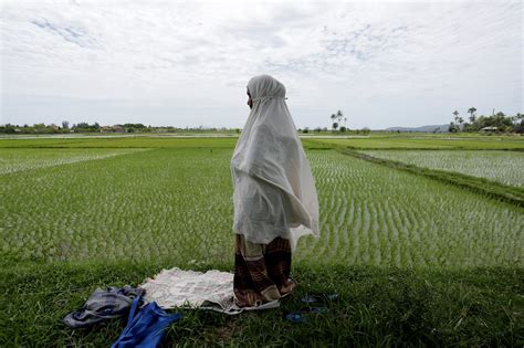 Waktu sholat hari ini di indonesia akan dimulai pada 04.24 (matahari terbit) dan selesai pada 18.57 (doa malam). Hukum Menunda Sholat Fardhu • BangkitMedia