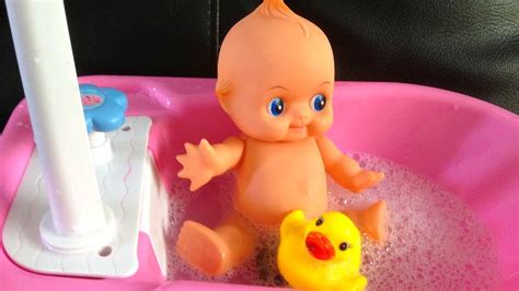 Baby alive bath time gumballs machine nenuco bathtube surprise toys bathtime baby doll babies. Baby Care - Baby Doll Bath Time - YouTube