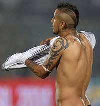 Chilean footballer eduardo vargas has a tattoo of the jumpman logo behind his right ear. Tatouage arturo vidal chili