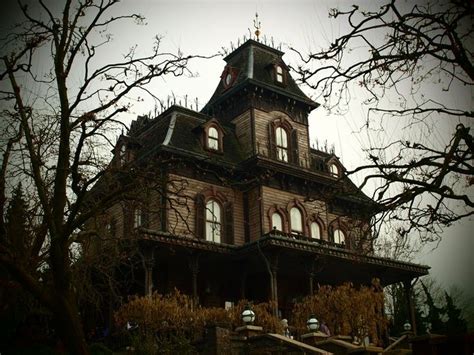 Only 10mn from disneyland and 30mn from paris, in the heart of serris city hall area. Casa del Terror, #Disneyland París | Disneyland, París, Viajes